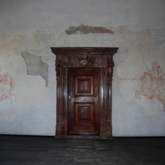 Barokowy portal i malowidła scienne z przełomu XVII i XVIII w.