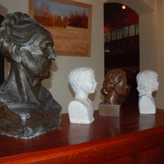 Rzeźby Dionizego Strzelbickiego i Andrzeja Wołowca