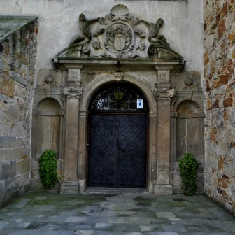 Wejście główne z portalem barokowym